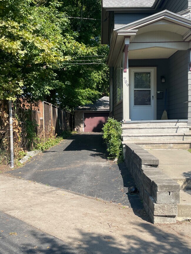 Building Photo - 709 S Beech St