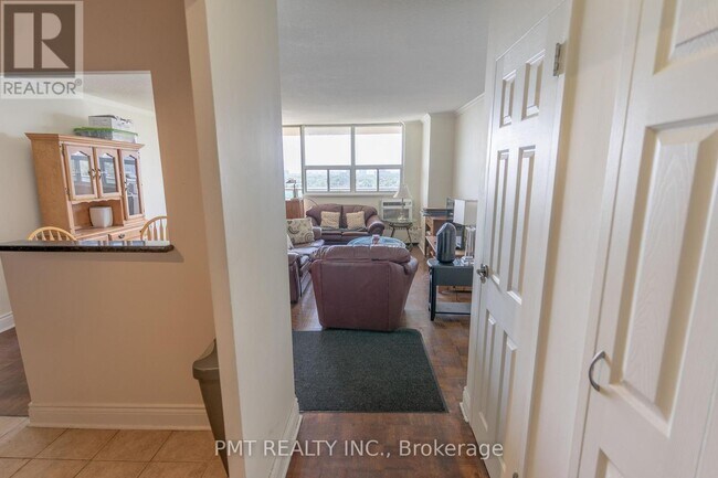 Photo du bâtiment - 5949 Yonge St