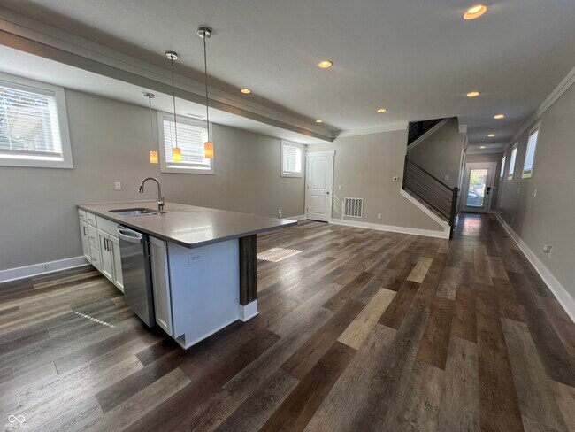 Building Photo - 4077 Rookwood Ave
