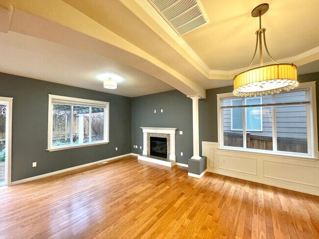 Building Photo - Spacious 4BR Home with A/C Near Alderwood Mall