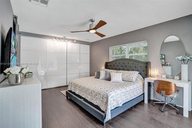 5730 NE 18th Ave photo'