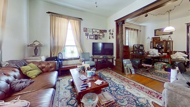 Building Photo - Top Floor North Center Two Bedroom