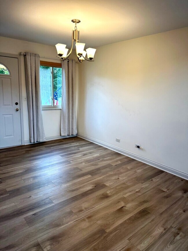 Building Photo - 615 Verde Dr