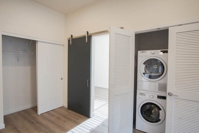 Building Photo - John's Landing: Top Floor Modern 2 Bdr w/ W&D + AC!