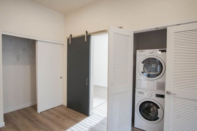Foto del edificio - SPRING SPECIAL: Top Floor Modern 2 Bdr w/ W&D + AC!