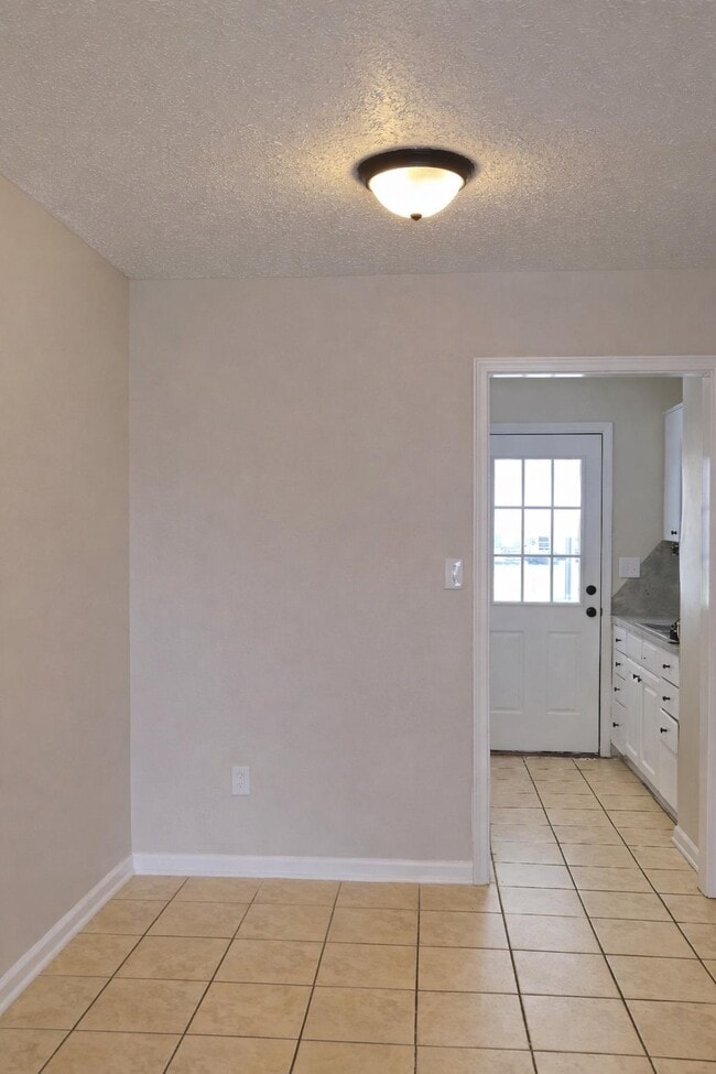 Building Photo - 811 17th Ave