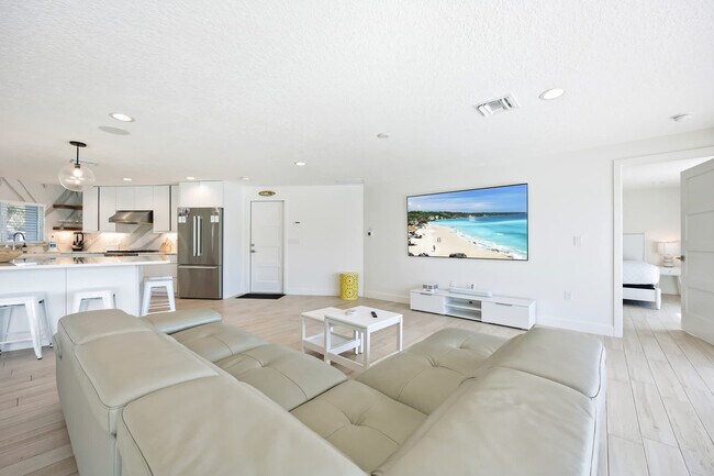 Building Photo - 220 June Dr