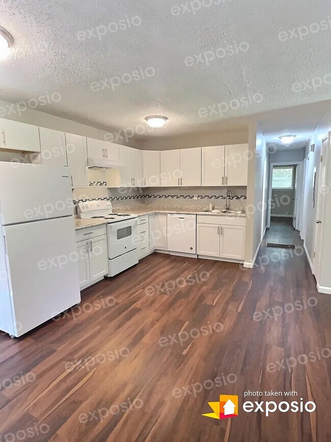 Foto del edificio - Room in House on Jeb Stuart Dr