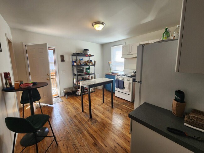 Building Photo - 1457 N Paulina St