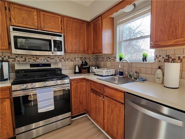 Foto del edificio - Spacious 4-Bedroom 3.5 bath Colonial with Pool & Modern Upgrades