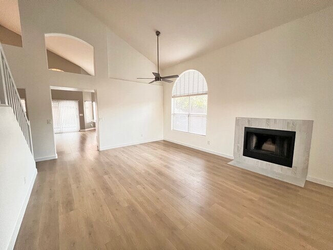 Foto del edificio - 2560 N Lindsay Rd