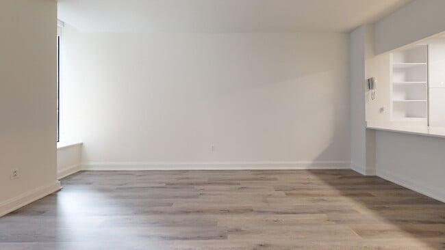 Interior Photo - 10 Hanover Square