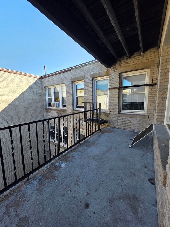 Building Photo - No Brokers Fee, No Security Deposit, Heat,...