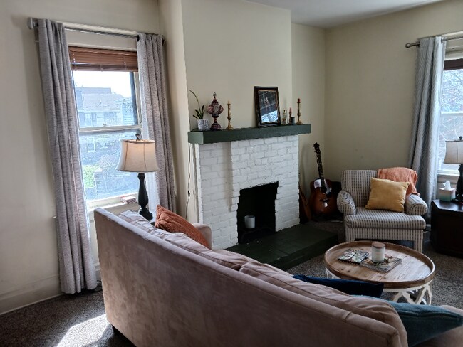 Foto del edificio - 2461 Fairview Ave