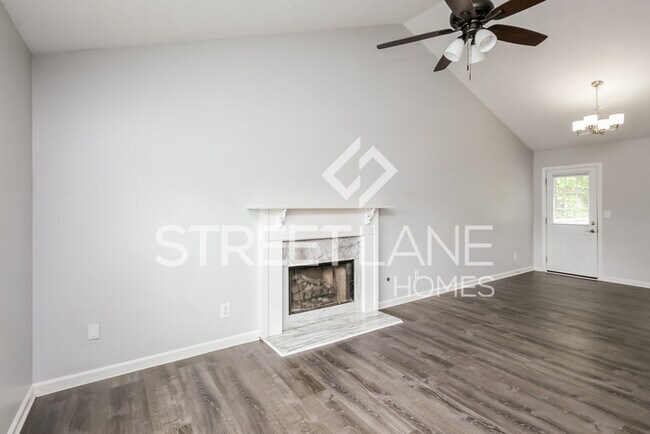 Building Photo - Charming 3 Bedroom, 2.5 bathrooms split le...
