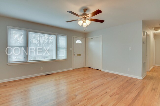 Building Photo - HUGE Four-bedroom, Two 1/2 Bath