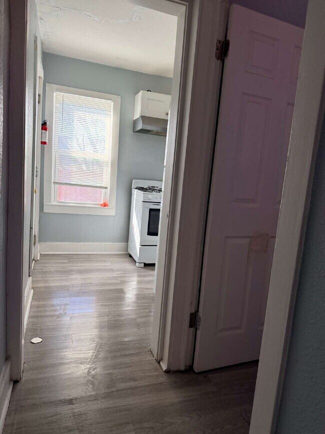 Building Photo - Well located One bed/One bath with in Unit Laundry