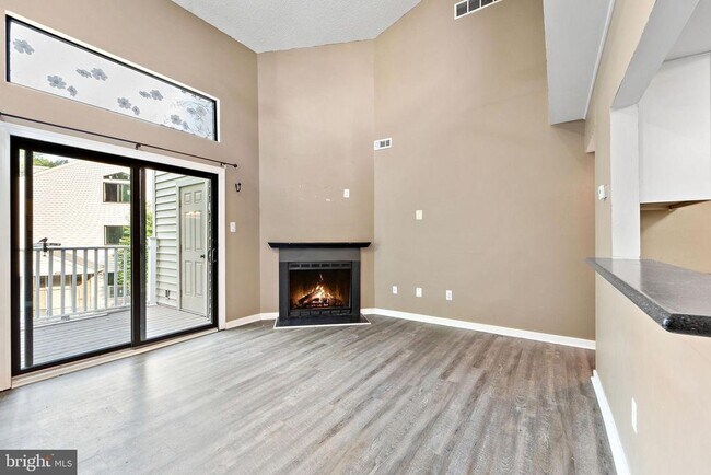 Building Photo - 1512 Roberts Way