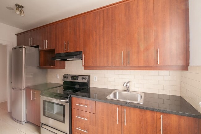 Photo du bâtiment - 4745 Chem. Queen Mary