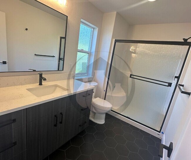 Building Photo - Talloc Ave SE Duplex