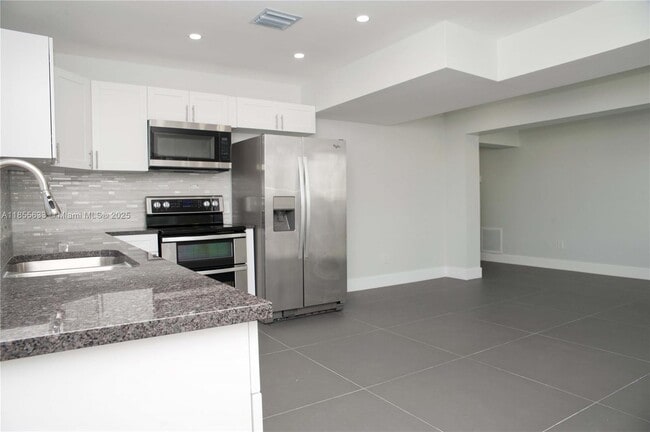 Building Photo - 4051 N Ocean Dr
