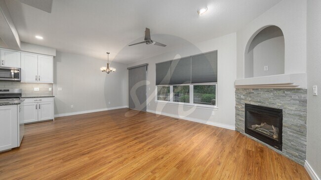 Building Photo - Modern Comfort and Functional Space