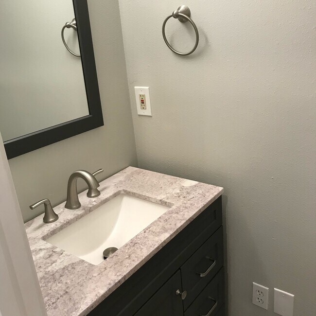1/2 baño en la planta baja - 1547 Nicholson Dr