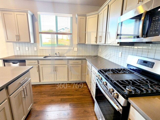 Building Photo - Stunning Large Home by YMCA