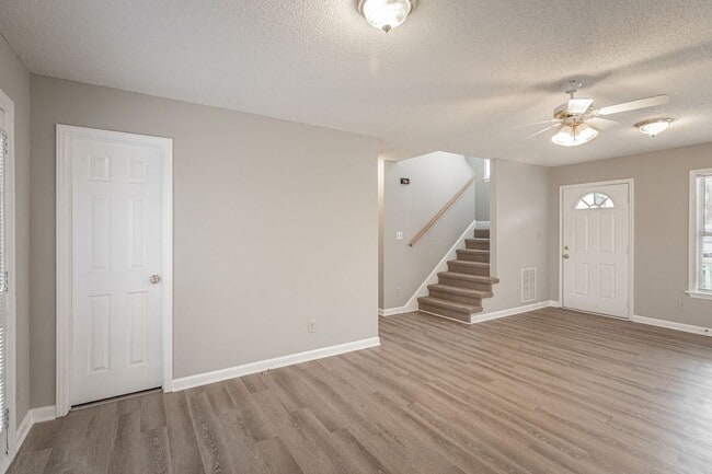 Building Photo - NW Two Story Home, New Flooring, Just Pain...