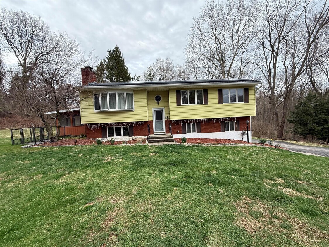Primary Photo - 5 Brook Ln