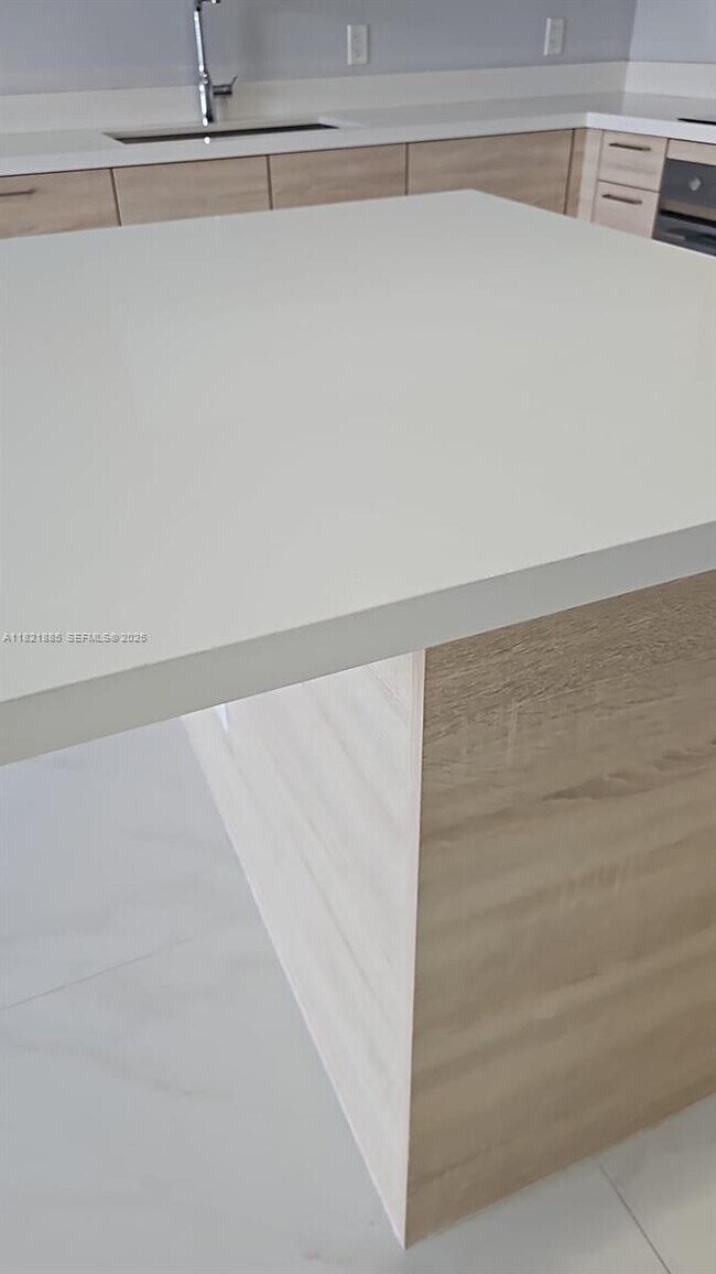 Foto del edificio - 16385 Biscayne Blvd