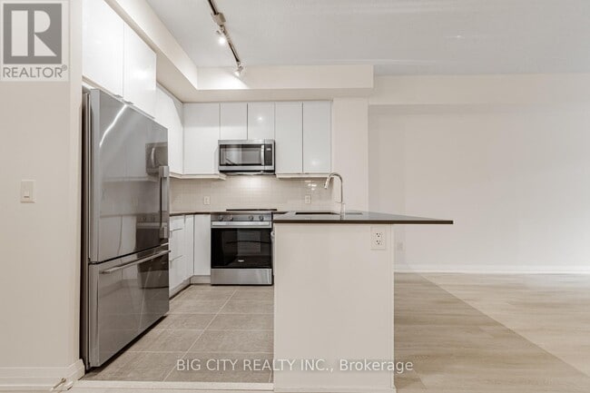 Photo du bâtiment - 3270 Sheppard Ave E