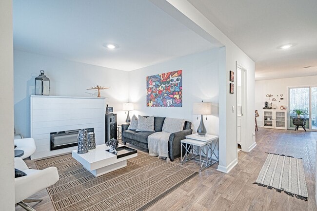 Building Photo - Spacious 4 bed, 2.5 bath Home with Neighbo...