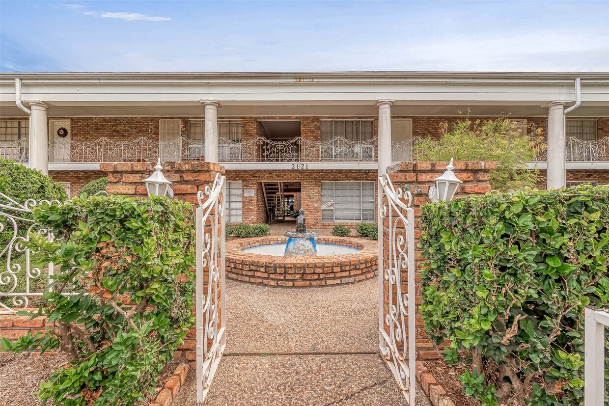 Foto principal - 2121 Fountain View Dr
