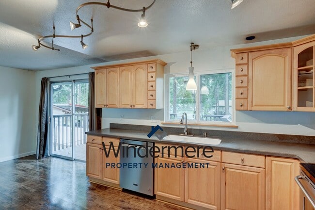 Building Photo - Beautiful 4 bedroom 2.5 bathroom home
