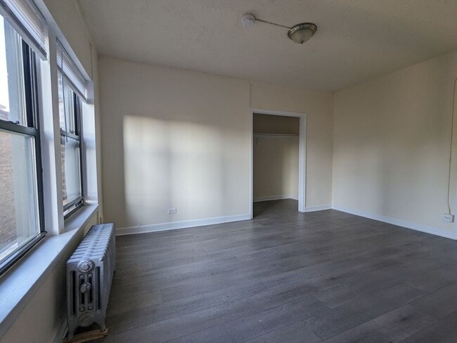 Building Photo - 5417 N Kenmore Ave