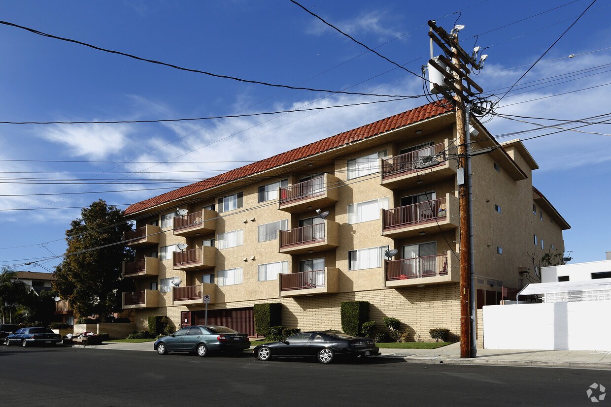Primary Photo - 550 W 16th St