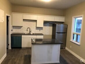Building Photo - 327 Deere St