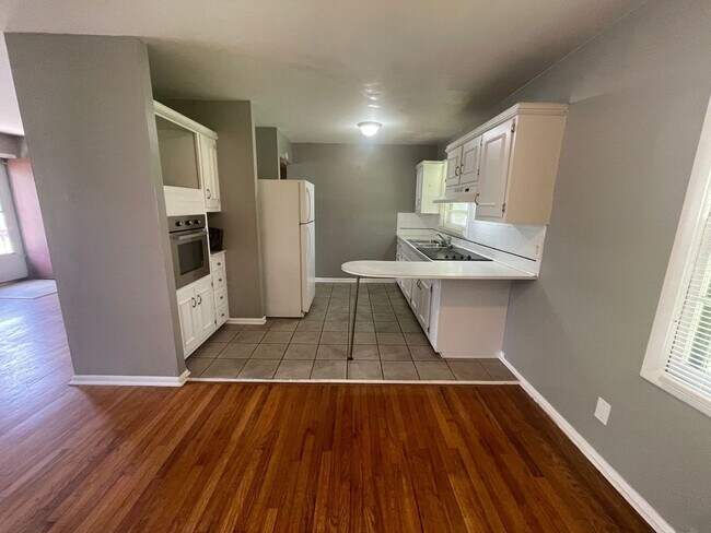 Building Photo - 3 Bedroom and 2 Bathroom  in Kansas City!