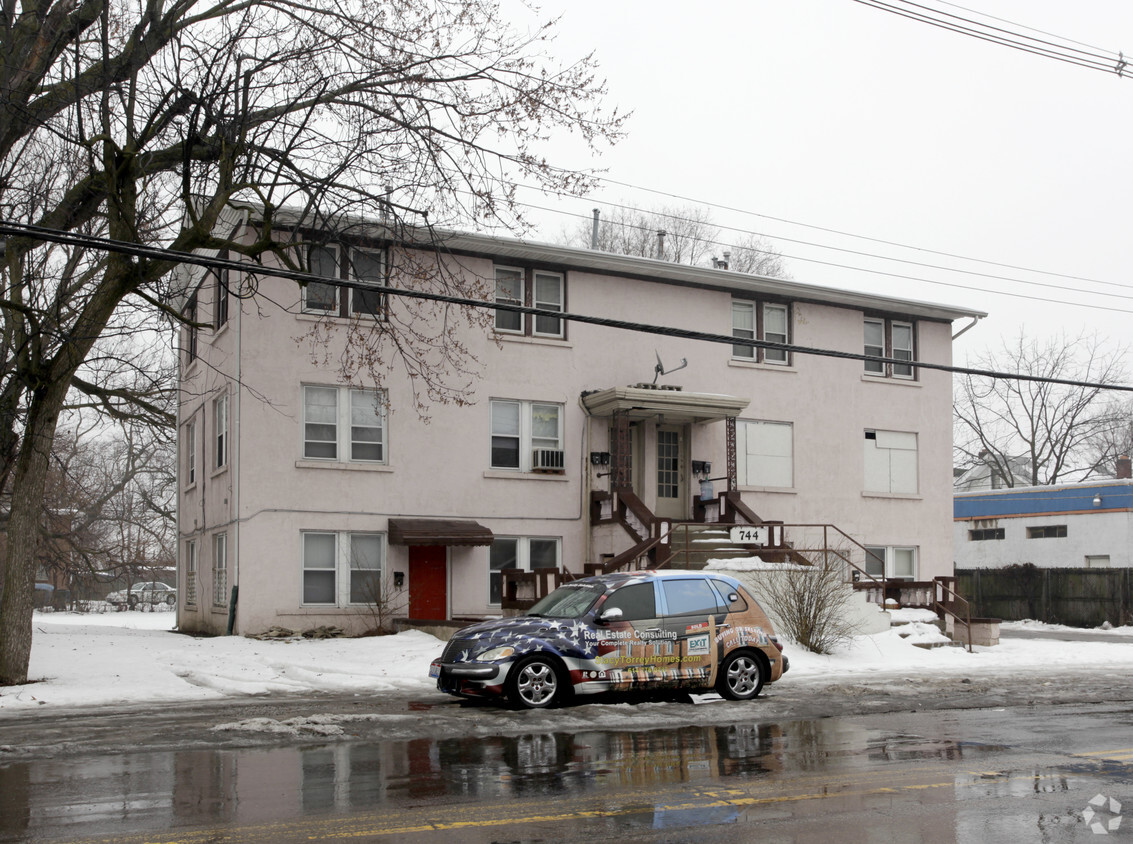 Foto principal - 744 N Cassady Ave