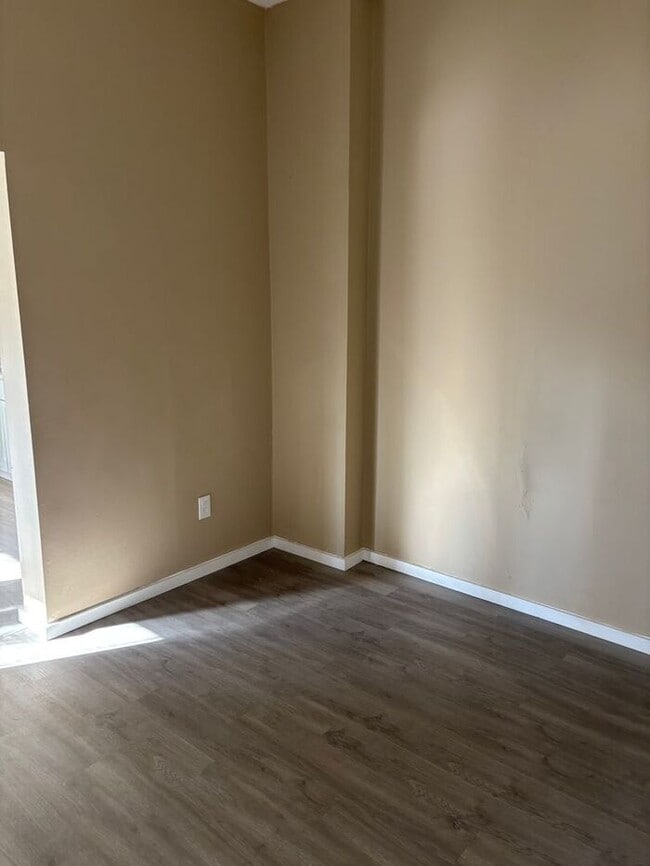 Building Photo - 2 Bedroom, 1 Bath House