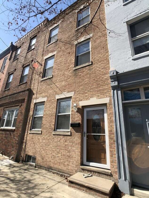 Modern 3-Story, 4 Bedroom , 2.5 Passyunk Sq. Home w/ W/D, HW fls., Deck, Dishwasher and more! - Modern 3-Story, 4 Bedroom , 2.5 Passyunk Sq. Home w/ W/D, HW fls., Deck, Dishwasher and more!