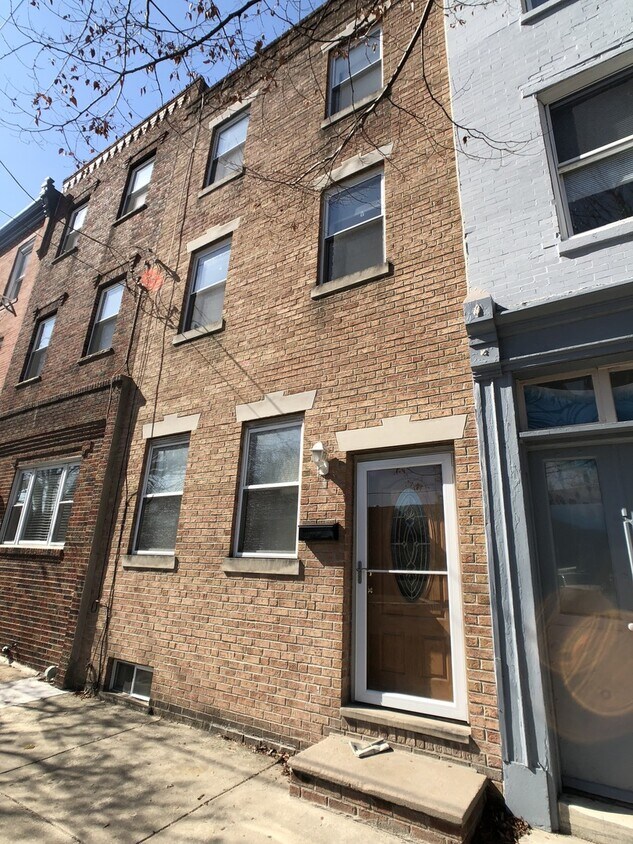 Foto principal - Modern 3-Story, 4 Bedroom , 2.5 Passyunk S...