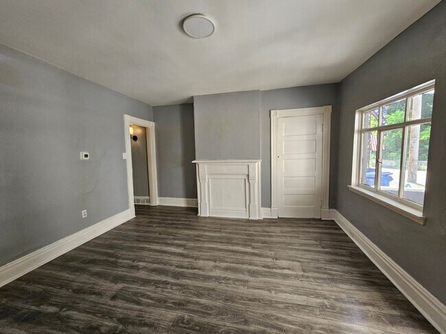 Building Photo - Spacious 3 bedroom 1 bath house for rent i...