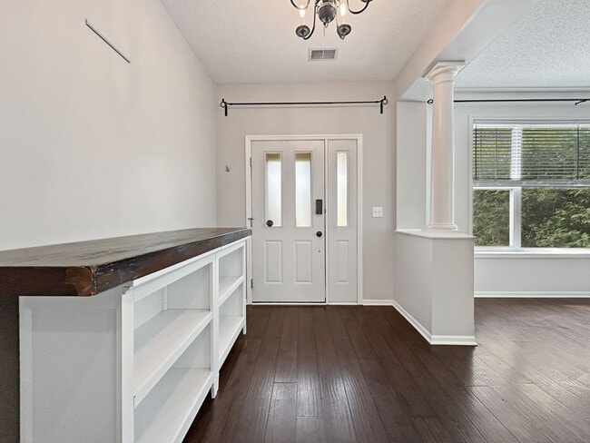 Foto del edificio - 8449 Forestview Ln N