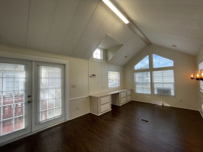 Foto del edificio - 36010 Sand Rd