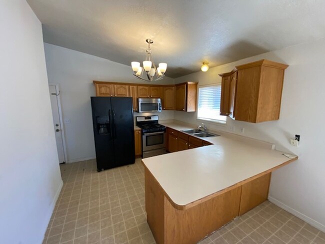 Building Photo - 5 Bed - 3 Bath with 2 Car Garage