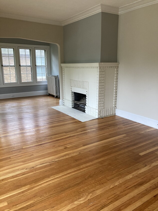 Huge living room - 12977 Cedar Rd