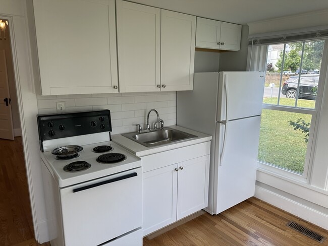 Kitchen - 4401 Dakota Ave