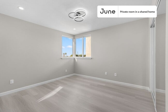 Foto del edificio - Private bedroom in 5 bed/5 bath Home